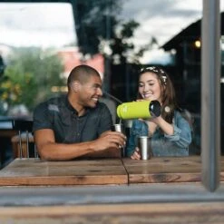 Klean Kanteen Insulated TK Wide With Café Cap 946ml - Black -Outdoor Gear Sale K32TKWSSL JP bottle brewery pouring lifestyle 1