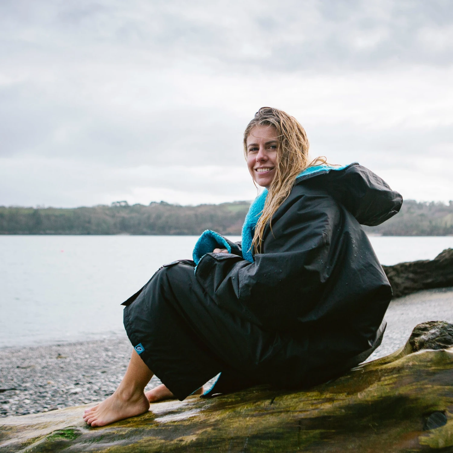 Dryrobe Advance Long Sleeve BLACK BLUE - RECYCLED 7 Dryrobe Advance Long Sleeve BLACK BLUE - RECYCLED - Image 7